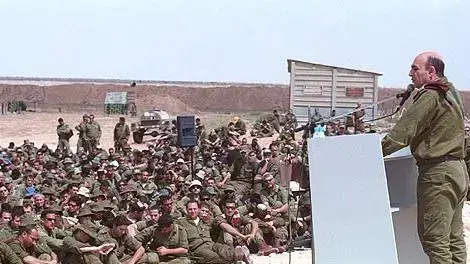 הרמטכל שאול מופז וחיילי מילואים הרמטכל שאול מופז וחיילי מילואים