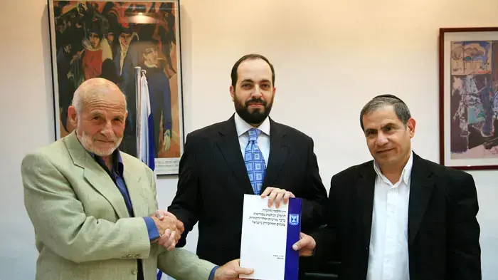 שר התקשורת מקבל את דו"ח ועדת גרונאו שר התקשורת מקבל את דו"ח ועדת גרונאו