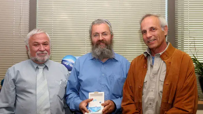 נחמיה פריאל מקבל את הפרס ממנכ"ל לאומי קארד אריה היילוייל ודן חמיצר נחמיה פריאל מקבל את הפרס ממנכ"ל לאומי קארד אריה היילוייל ודן חמיצר