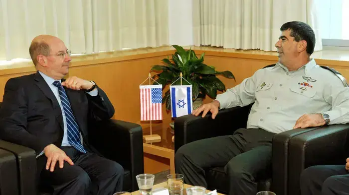 הרמטכ"ל גבי אשכנזי בפגישה עם סנאטור אמריקאי הרמטכ"ל גבי אשכנזי בפגישה עם סנאטור אמריקאי