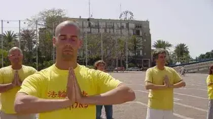 פעילי פאלון גונג מפגינים בכיכר רבין תל לאביב