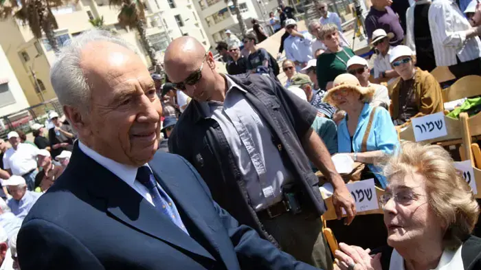 נשיא המדינה שמעון פרס בהלוויתו של יוסי הראל ז"ל נשיא המדינה שמעון פרס בהלוויתו של יוסי הראל ז"ל
