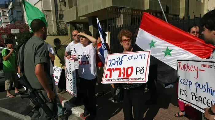 שלום עכשיו מפגינים מול שגרירות טורקיה שלום עכשיו מפגינים מול שגרירות טורקיה