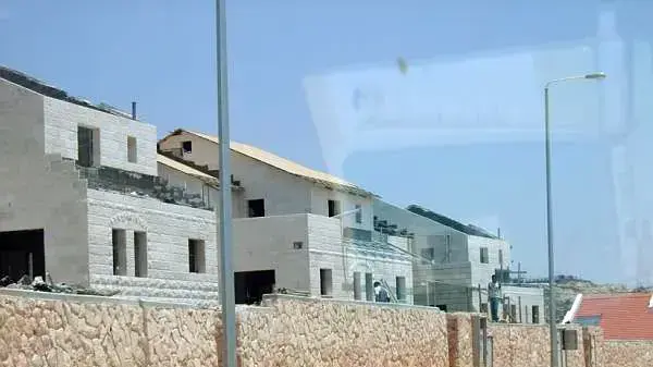בתים בהתנחלות עפרה בתים בהתנחלות עפרה