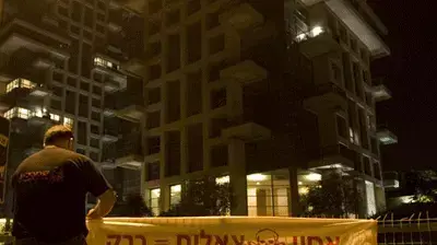 הפגנות נגד אהוד ברק מול דירתו הפגנות נגד אהוד ברק מול דירתו