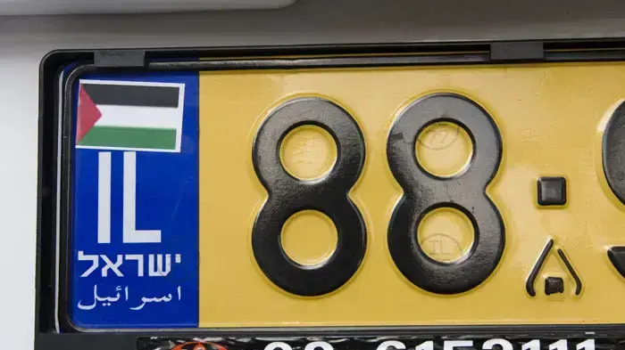 פעילי שמאל הדביקו דגלי פלסטין במקום ישראל על לוחיות רישוי של מכוניות בת"א פעילי שמאל הדביקו דגלי פלסטין במקום ישראל על לוחיות רישוי של מכוניות בת"א