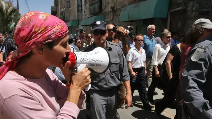 מפגינים בחברון נגד סיור של חברי מר"צ בעיר מפגינים בחברון נגד סיור של חברי מר"צ בעיר
