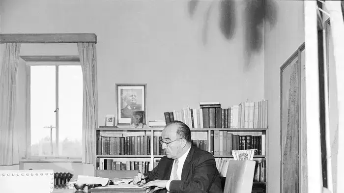 לוי אשכול בחדר העבודה בביתו בירושלים, בעת ששימש כשר אוצר לוי אשכול בחדר העבודה בביתו בירושלים, בעת ששימש כשר אוצר