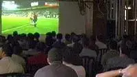 סטודנטים צופים במשחק כדורגל באוניברסיטת תל אביב סטודנטים צופים במשחק כדורגל באוניברסיטת תל אביב