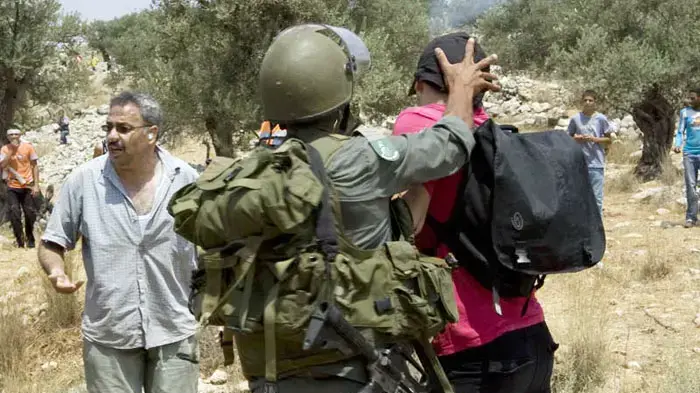 מפגינים נגד גדר ההפרדה בניעלין מפגינים נגד גדר ההפרדה בניעלין
