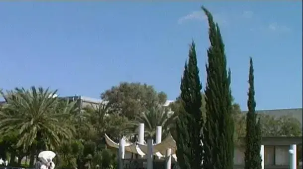 הכניסה לאוניברסיטת תל אביב הכניסה לאוניברסיטת תל אביב