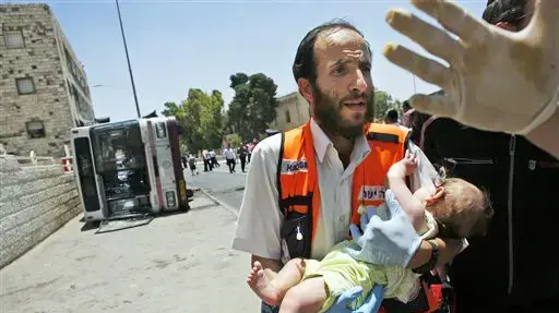 התינוקת אפרת אונטרמן בת ה-4 חודשים מחולצת מזירת פיגוע הטרקטור בירושלים