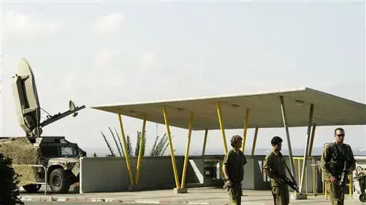 חיילי מילואים מסיירים במעבר ראש הנקרה שהפך לשטח צבאי סגור חיילי מילואים מסיירים במעבר ראש הנקרה שהפך לשטח צבאי סגור