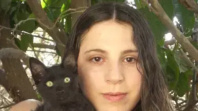 מתנדבת עמותת אהב"ה והחתול שהצילה מהצתה מתנדבת עמותת אהב"ה והחתול שהצילה מהצתה