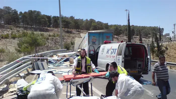 אדם נהרג בהתהפכות משאית ליד מעלה אדומים אדם נהרג בהתהפכות משאית ליד מעלה אדומים