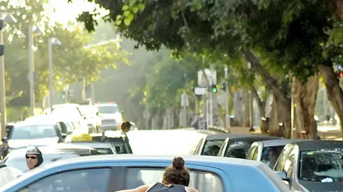 פפראצי מיטל גל בחנות אופניים
