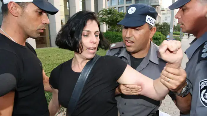 הפגנה מול ביתו של אהוד ברק הפגנה מול ביתו של אהוד ברק