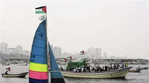 ספינות דיג פלסטיניות מנסות להגיע ללב ים לקבל פני ספינות פעילי השלום ספינות דיג פלסטיניות מנסות להגיע ללב ים לקבל פני ספינות פעילי השלום