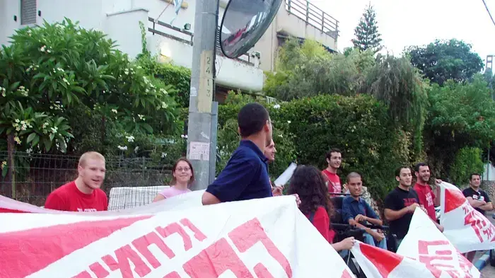 סטודנטים הפגינו מחוץ לביתה של ציפי לבני במחאה על הקיצוץ בתקציב החינוך סטודנטים הפגינו מחוץ לביתה של ציפי לבני במחאה על הקיצוץ בתקציב החינוך