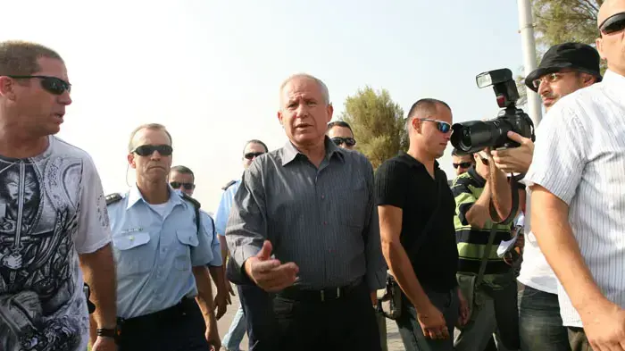 השר לביטחון פנים אבי דיכטר באתר החיפושים של הילדה רוז רוני השר לביטחון פנים אבי דיכטר באתר החיפושים של הילדה רוז רוני
