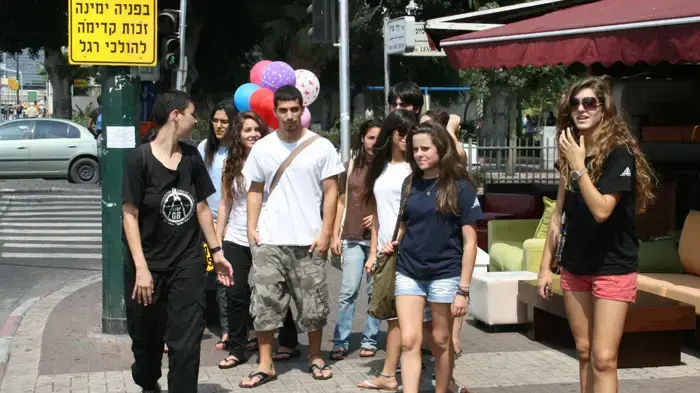 תלמידים בסיור בדרום תל אביב תלמידים בסיור בדרום תל אביב
