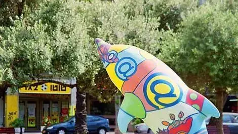 אחד מפסלי הדולפינים המפוזרים בתל אביב (אסף עירון) אחד מפסלי הדולפינים המפוזרים בתל אביב (אסף עירון)