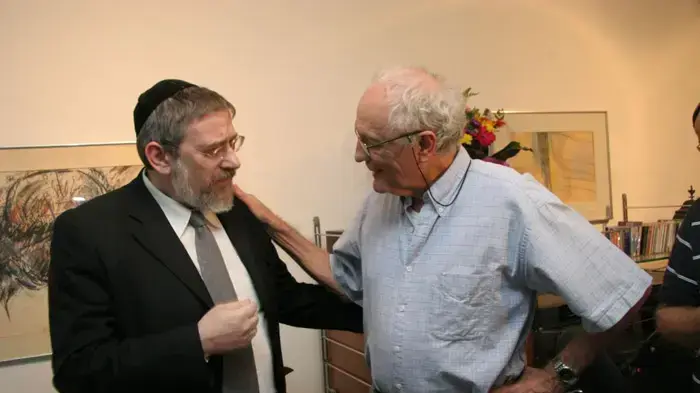 ח"כ מיכאל מלכיאור מבקר את פרופ' זאב שטרנהל בביתו ח"כ מיכאל מלכיאור מבקר את פרופ' זאב שטרנהל בביתו
