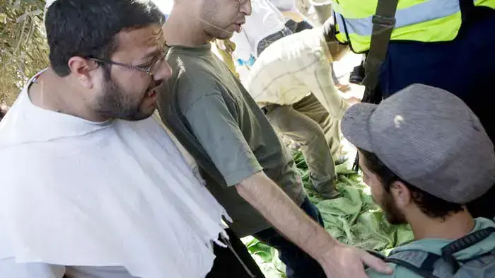 איתמר בן גביר בעימותים בין פעילי שמאל למתנחלים במסיק זיתים ליד חברון איתמר בן גביר בעימותים בין פעילי שמאל למתנחלים במסיק זיתים ליד חברון