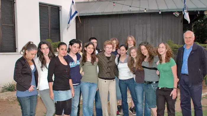 ראש עיריית הרצליה יעל גרמן עם המחזור הראשון של המורים הצעירים ראש עיריית הרצליה יעל גרמן עם המחזור הראשון של המורים הצעירים