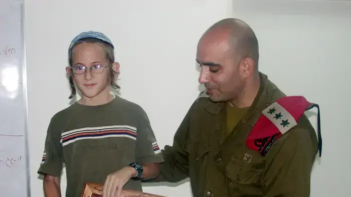 טוביה שטטמן מקבל תעודת הוקרה טוביה שטטמן מקבל תעודת הוקרה