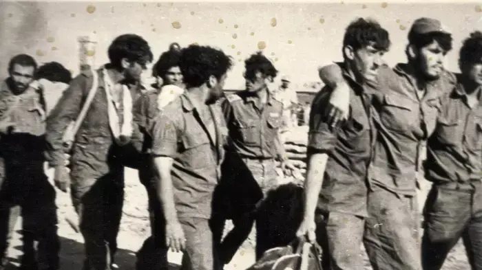 חיילי המוצב בדרכם לשבי המצרי חיילי המוצב בדרכם לשבי המצרי
