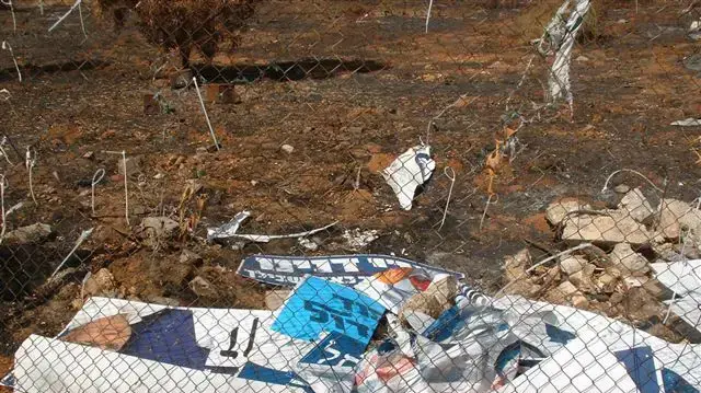 פסולת של כרזות המושלכות בשטח ציבורי ברשל"צ