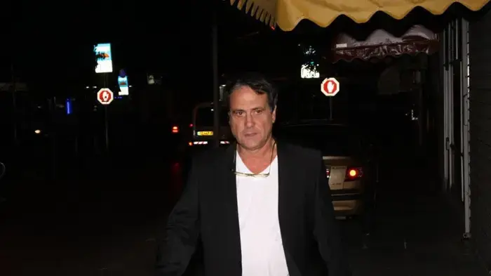 עשה קריירה מפליטות פה. טופז עשה קריירה מפליטות פה. טופז