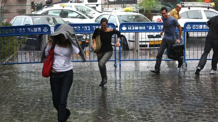 אנשים רצים לתפוס מחסה מפני הגשם אנשים רצים לתפוס מחסה מפני הגשם