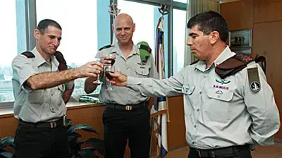 הרמטכ"ל גבי אשכנזי ומפקד אוגדת איו"ש נועם תיבון (אביר סולטן) הרמטכ"ל גבי אשכנזי ומפקד אוגדת איו"ש נועם תיבון (אביר סולטן)