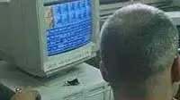 עובד במשרד מול מחשב עובד במשרד מול מחשב