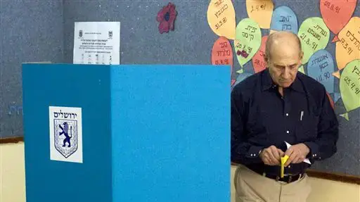 אהוד אולמרט מצביע לבחירות המקומיות אהוד אולמרט מצביע לבחירות המקומיות