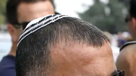 ריקו שירזי בהלוויתו של יעקב אלפרון. ריקו שירזי בהלוויתו של יעקב אלפרון.