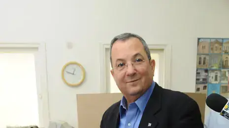 יו"ר העבודה אהוד ברק מצביע בפריימריז של המפלגה יו"ר העבודה אהוד ברק מצביע בפריימריז של המפלגה