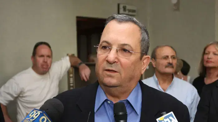 יו"ר העבודה אהוד ברק מצביע בפריימריז של המפלגה יו"ר העבודה אהוד ברק מצביע בפריימריז של המפלגה