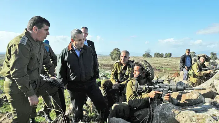 שר הביטחון אהוד ברק בתרגיל של חטיבת גולני בצפון יחד עם הרמטכ"ל גבי אשכנזי שר הביטחון אהוד ברק בתרגיל של חטיבת גולני בצפון יחד עם הרמטכ"ל גבי אשכנזי