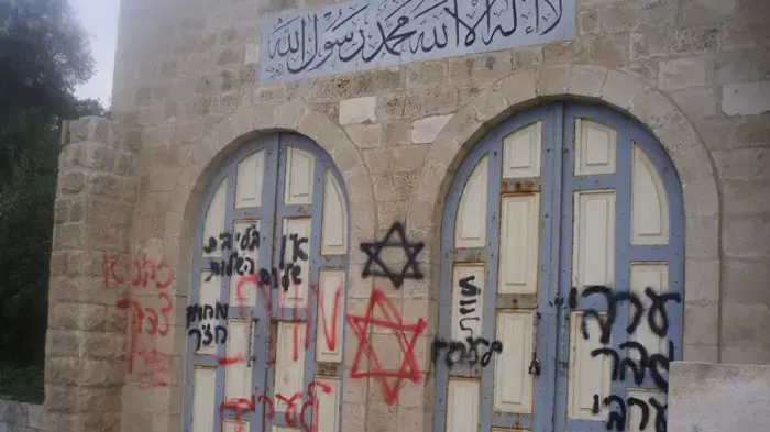 כתובות מוחמד חזיר על מסגד ביפו כתובות מוחמד חזיר על מסגד ביפו