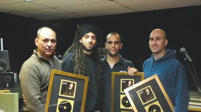 מעכשיו גם במטוסים שלכם. עידן רייכל עם מנכ"ל משותף של הליקון, איציק אלשיך, גלעד שמואלי וברצי גולדלבט מעכשיו גם במטוסים שלכם. עידן רייכל עם מנכ"ל משותף של הליקון, איציק אלשיך, גלעד שמואלי וברצי גולדלבט
