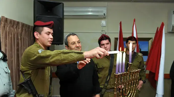 שר הביטחון אהוד ברק במהלך סיור בעוטף עזה