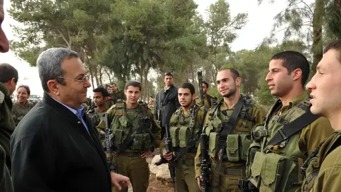 שר הביטחון אהוד ברק במהלך סיור בעוטף עזה (אריאל חרמוני) שר הביטחון אהוד ברק במהלך סיור בעוטף עזה (אריאל חרמוני)