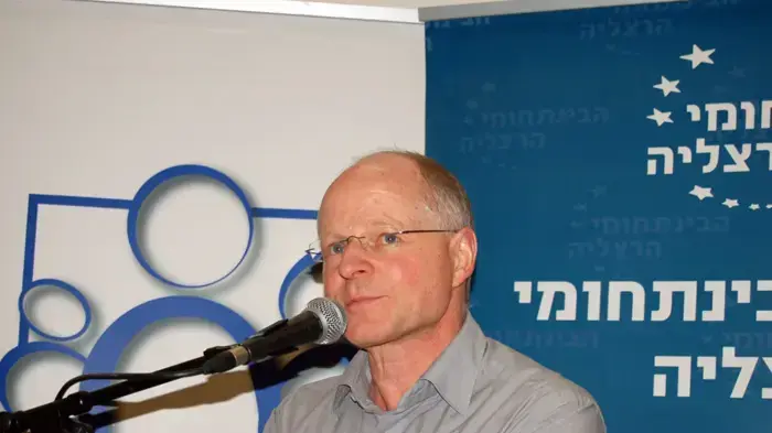 נועם שליט במרכז הבינתחומי בהרצליה נועם שליט במרכז הבינתחומי בהרצליה