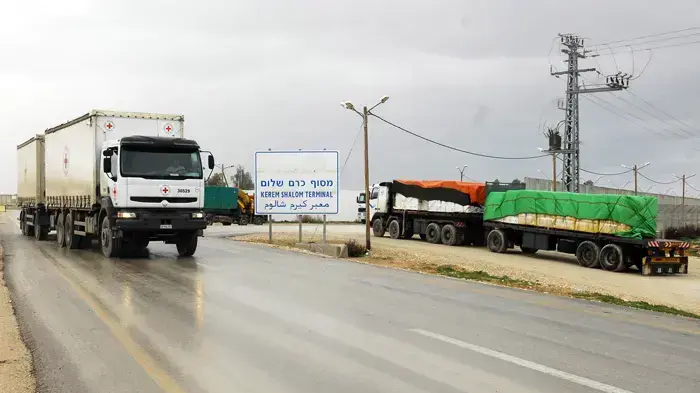 משאיות עם ציוד הומניטרי עושות את דרכן לרצועת עזה משאיות עם ציוד הומניטרי עושות את דרכן לרצועת עזה