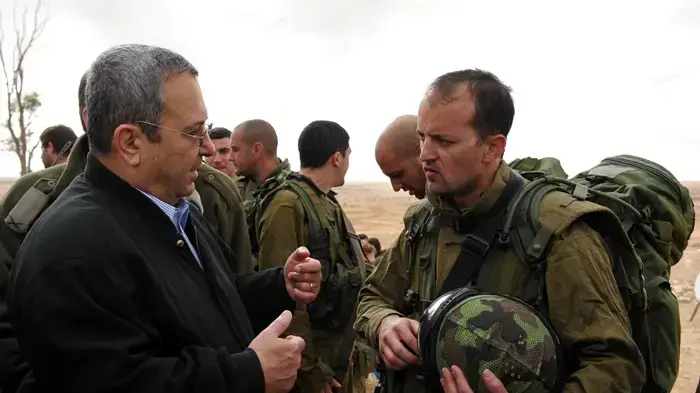 שר הביטחון אהוד ברק נפגש עם חיילי מילואים שמתאמנים לקראת כניסה לעזה שר הביטחון אהוד ברק נפגש עם חיילי מילואים שמתאמנים לקראת כניסה לעזה