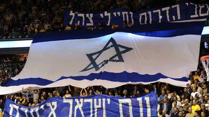 אוהדי מכבי תל אביב מניפים דגל ישראל אוהדי מכבי תל אביב מניפים דגל ישראל