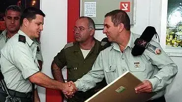 האלוף יפתח רון טל מעניק תעודות הוקרה למשתתפים במבצע חומת מגן האלוף יפתח רון טל מעניק תעודות הוקרה למשתתפים במבצע חומת מגן